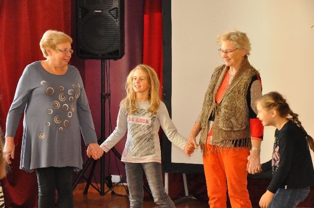 miedzypokoleniowe-tance-w-kregu-foto-72392