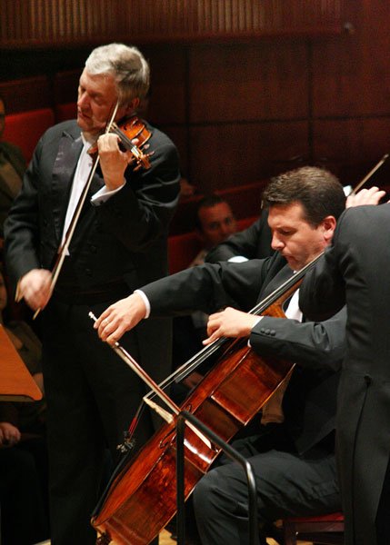 Konstanty A. Kulka, Tomasz Strahl, Jerzy Swoboda i Krzysztof Jabłoński z orkiestrą Filharmonii Dolnośląskiej podczas wykonania koncertu potrójnego Beethovena.