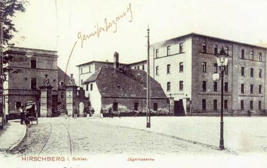 Koszary strzelców na początku XX wieku. Po prawej – dawna cukrownia.