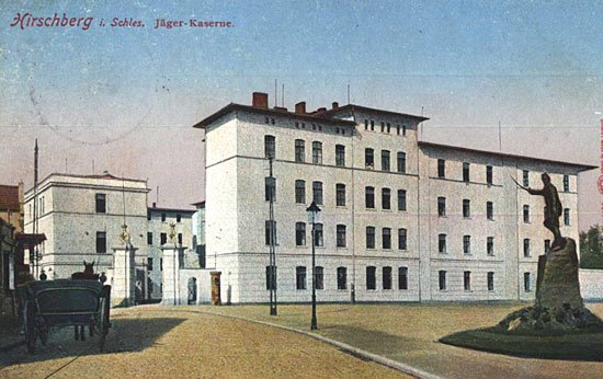 Ten sam budynek po przebudowie i postawieniu pomnika hrabiego von Waldersee.