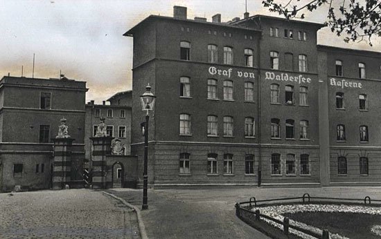 Koszary w latach 30. minionego stulecia. Prawie nic się nie zmieniły. Teren oświetlały gazowe latarnie.