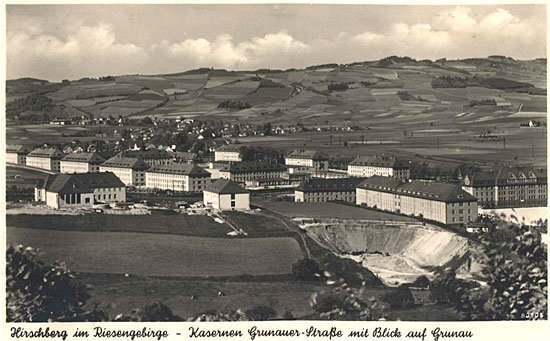 Widok na koszary przy Grunauerstrasse ze starych koszar Waldersee. Widoczny wykop dla tunelu pod wiaduktem kolejowym.