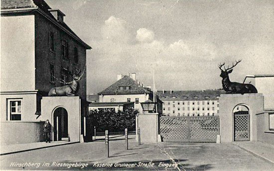 Wartownik strzeże potężnego kompleksu koszar. Towarzyszą mu słynne jelenie.