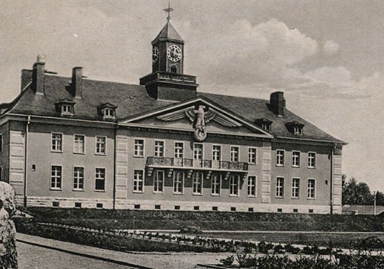 Arras-Kazerne, czyli koszary na Schmiedebergerstrasse. Budynek dowództwa jednostki SS.