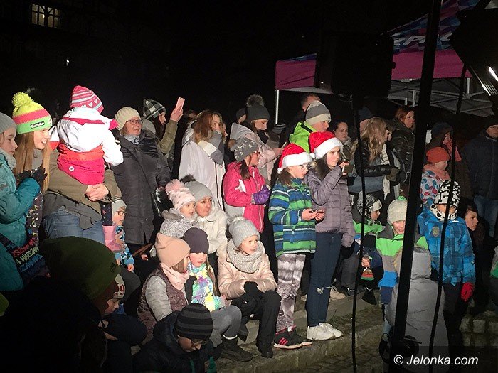 w-karpaczu-juz-byszczy-swiateczna-choinka-foto-72417