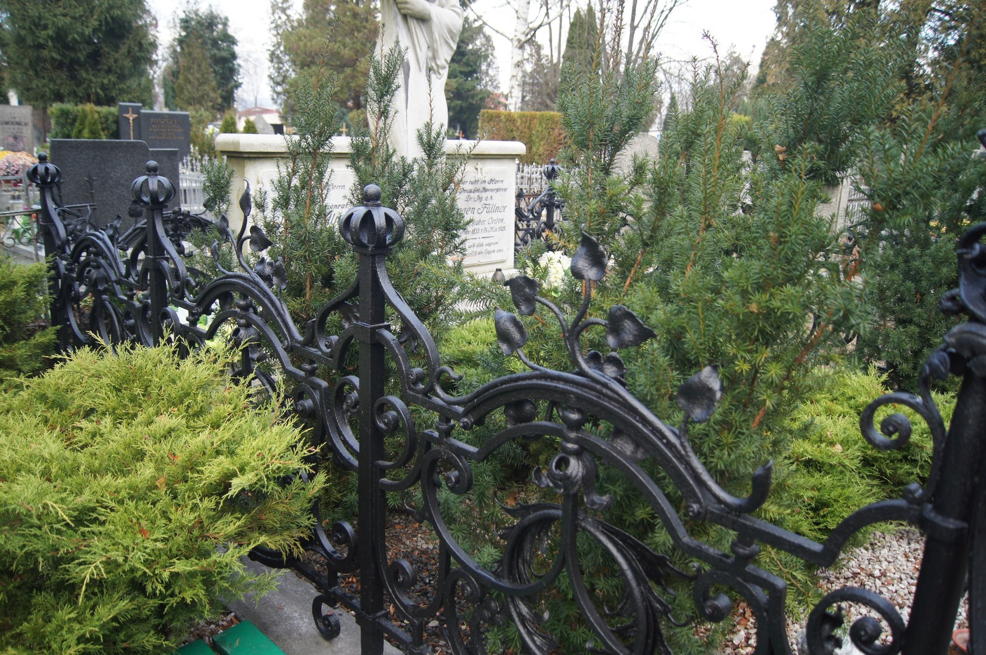 Fragment ogrodzenia grobu Fuellnerów