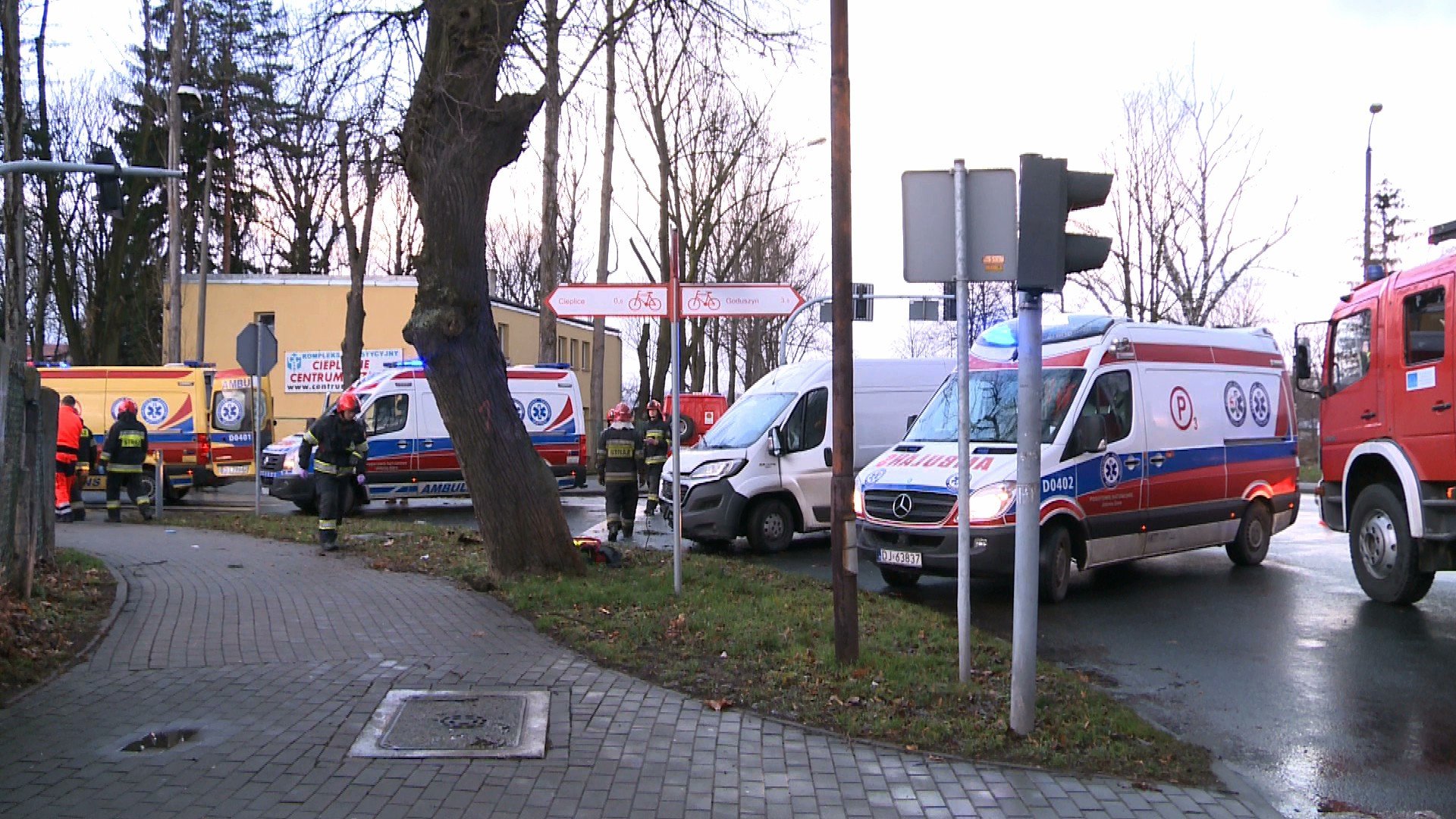 grozne-zderzenie-dwoch-aut-w-cieplicach-aktualizacja-foto-72541