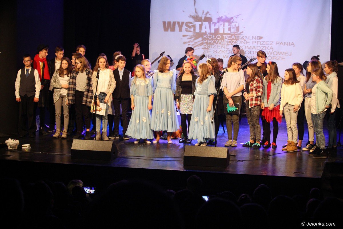 swiateczne-przesanie-w-spektaklu-uczniow-sp-11-foto-72589