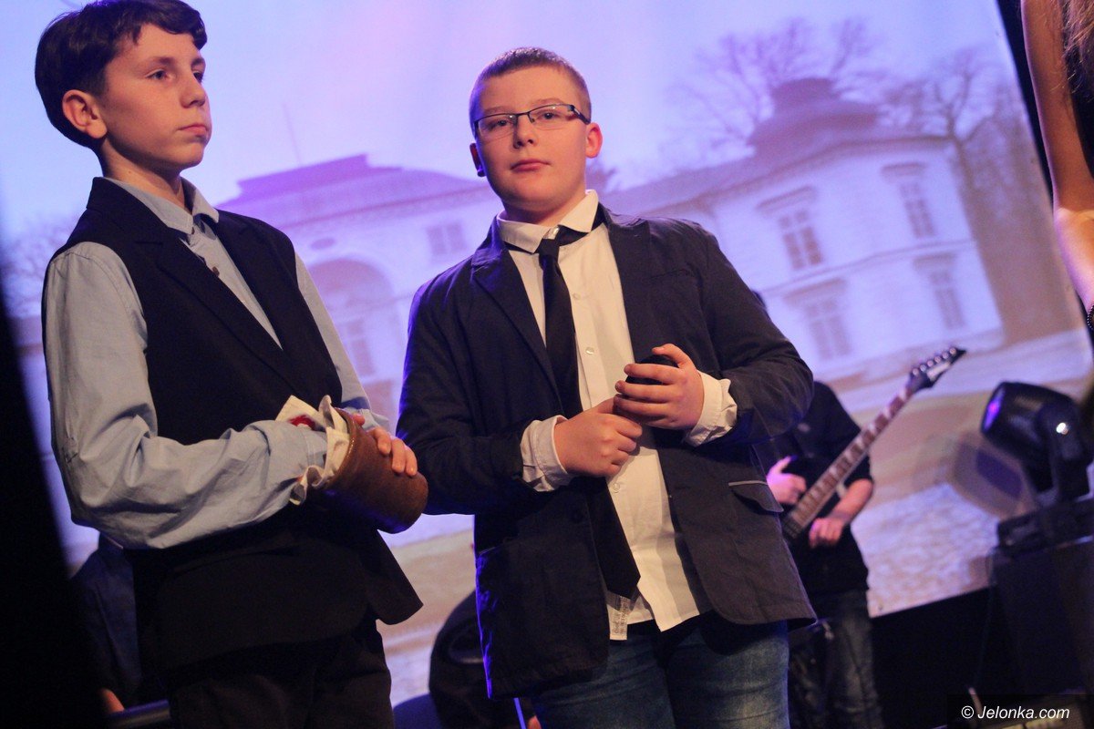 swiateczne-przesanie-w-spektaklu-uczniow-sp-11-foto-72589