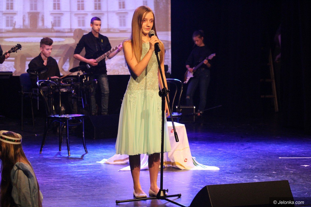 swiateczne-przesanie-w-spektaklu-uczniow-sp-11-foto-72589