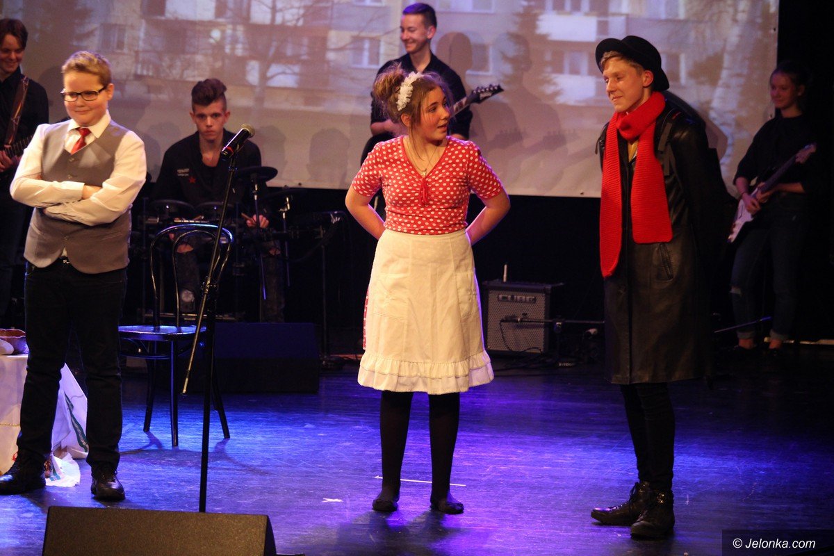 swiateczne-przesanie-w-spektaklu-uczniow-sp-11-foto-72589