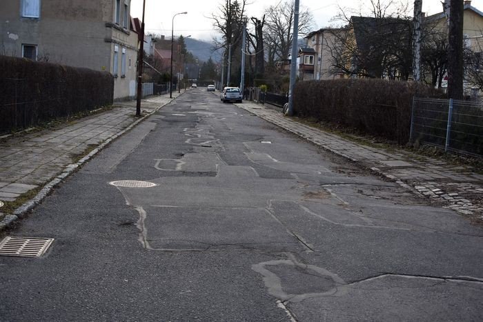 zapuszczona-ulica-w-centrum-cieplic-foto-72621
