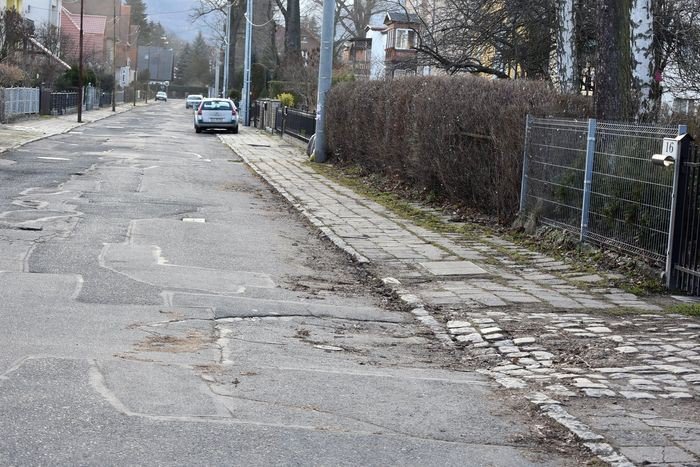zapuszczona-ulica-w-centrum-cieplic-foto-72621