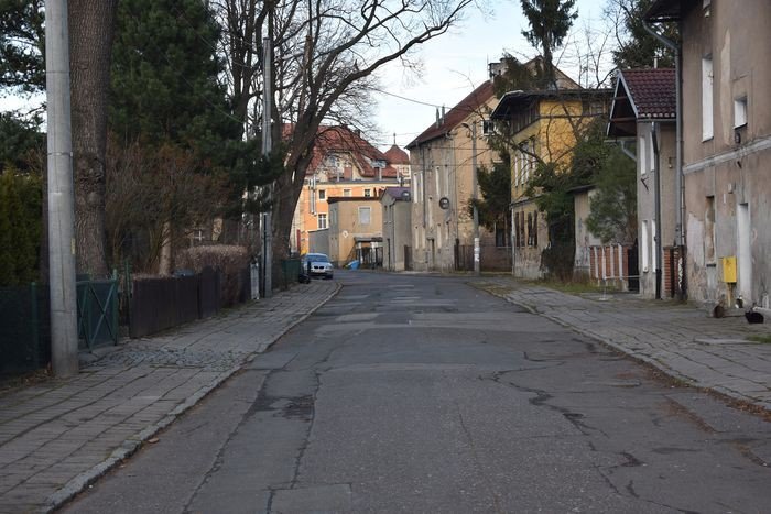 zapuszczona-ulica-w-centrum-cieplic-foto-72621