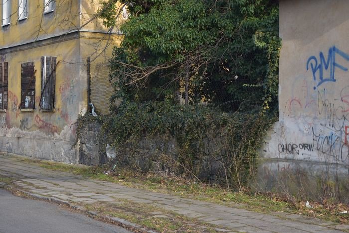 zapuszczona-ulica-w-centrum-cieplic-foto-72621