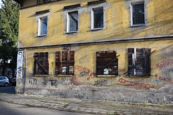 zapuszczona-ulica-w-centrum-cieplic-foto-72621