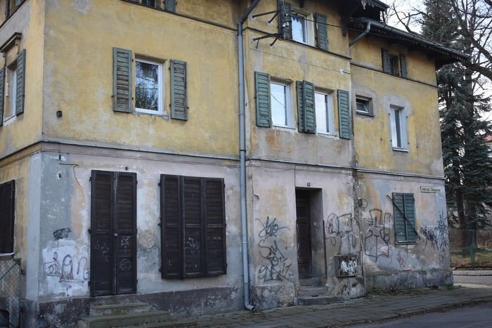 zapuszczona-ulica-w-centrum-cieplic-foto-72621