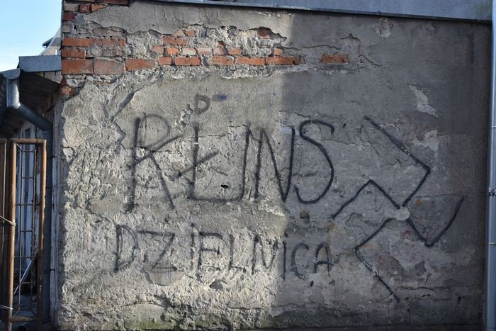 zapuszczona-ulica-w-centrum-cieplic-foto-72621
