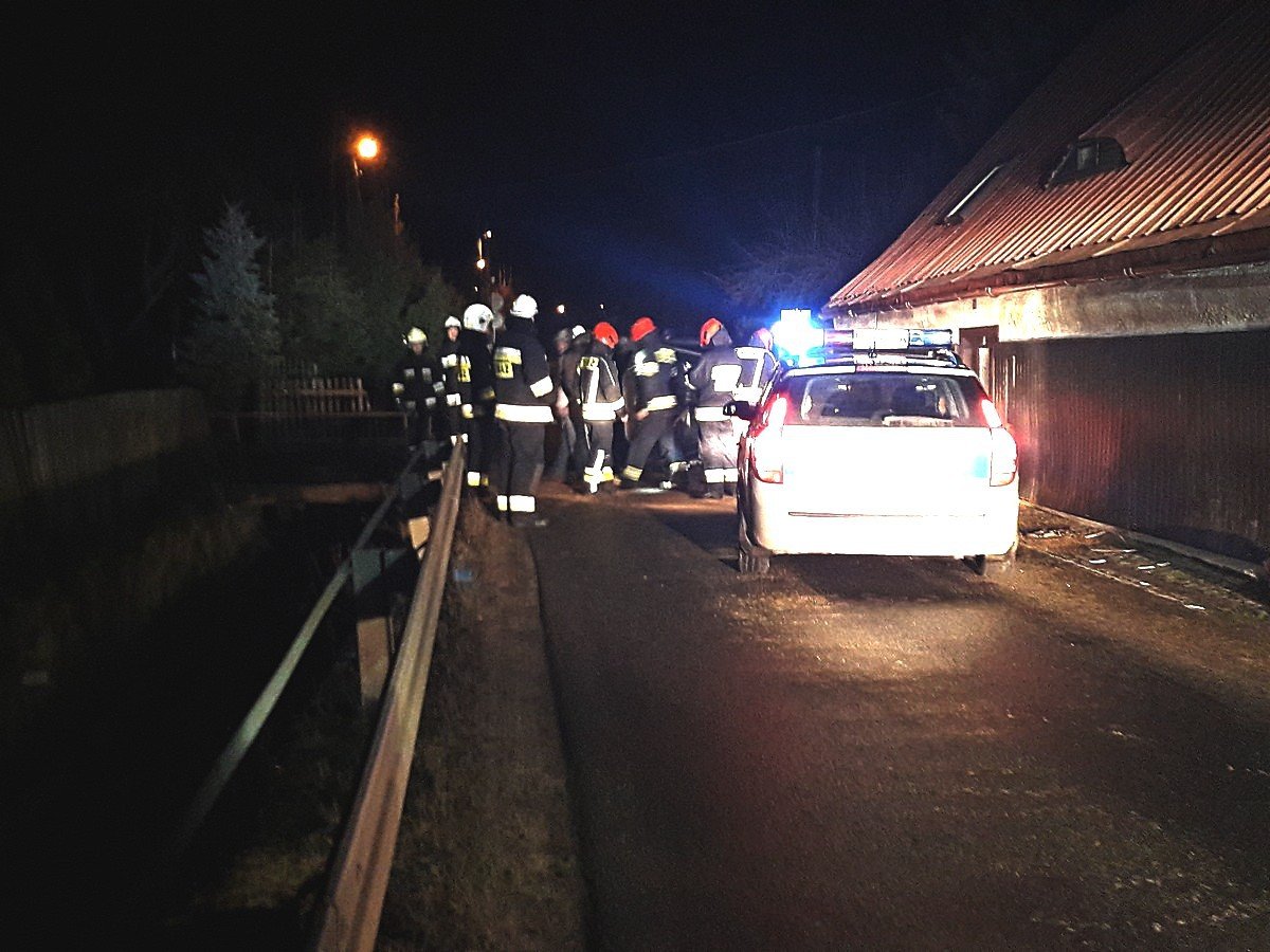 wjecha-peugeotem-w-bariere-przydrozna-foto-72701