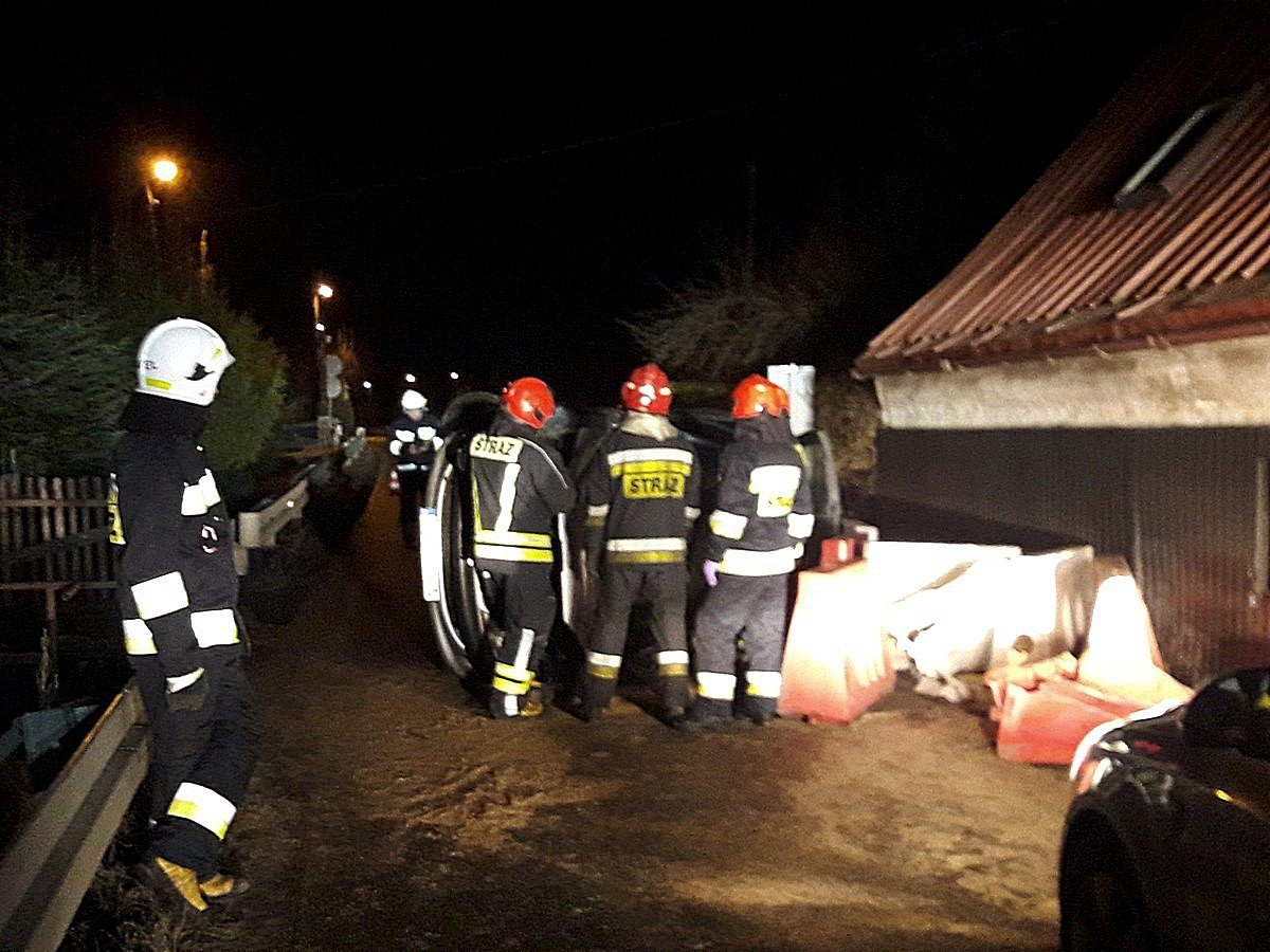 wjecha-peugeotem-w-bariere-przydrozna-foto-72701