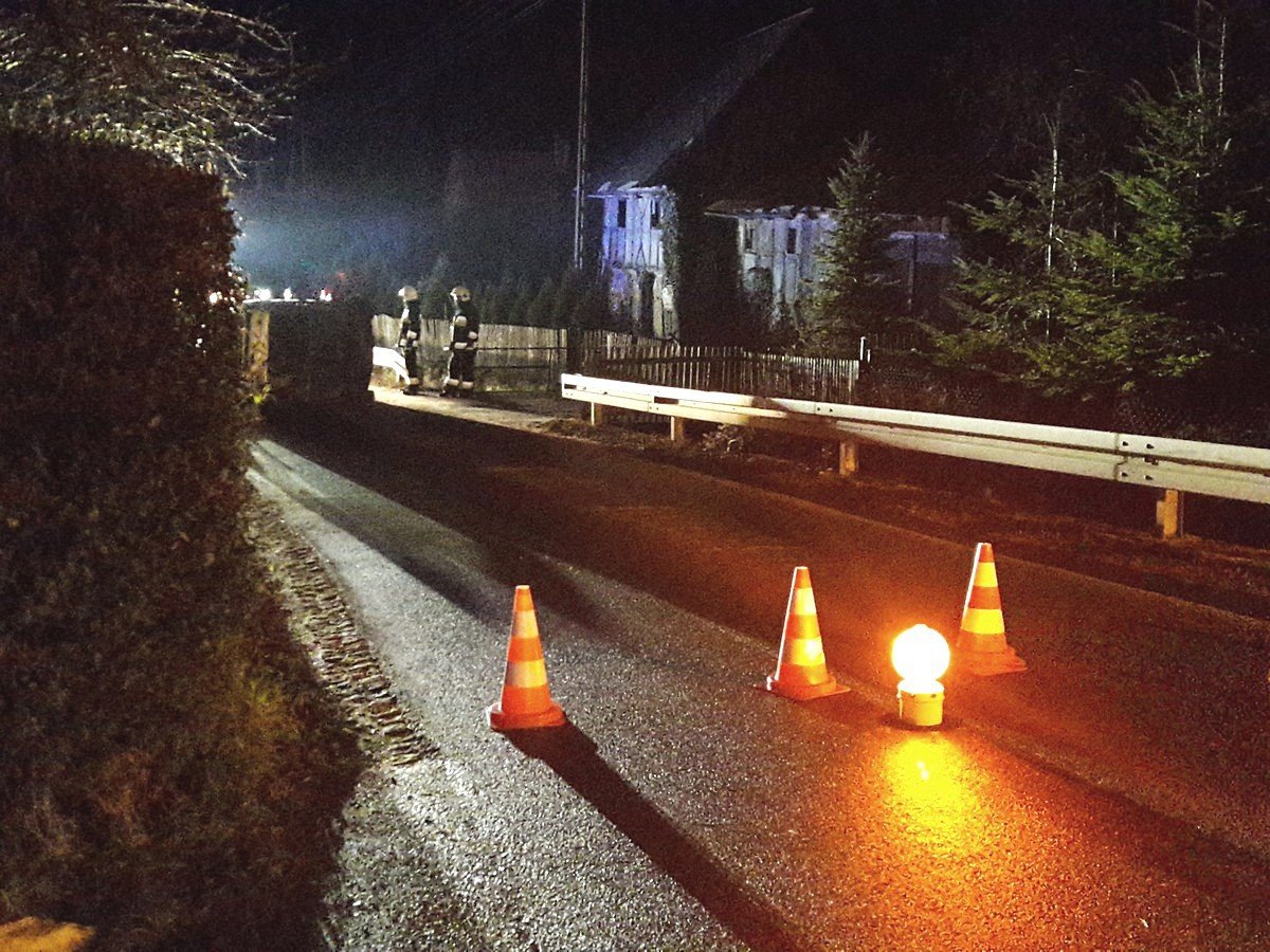 wjecha-peugeotem-w-bariere-przydrozna-foto-72701