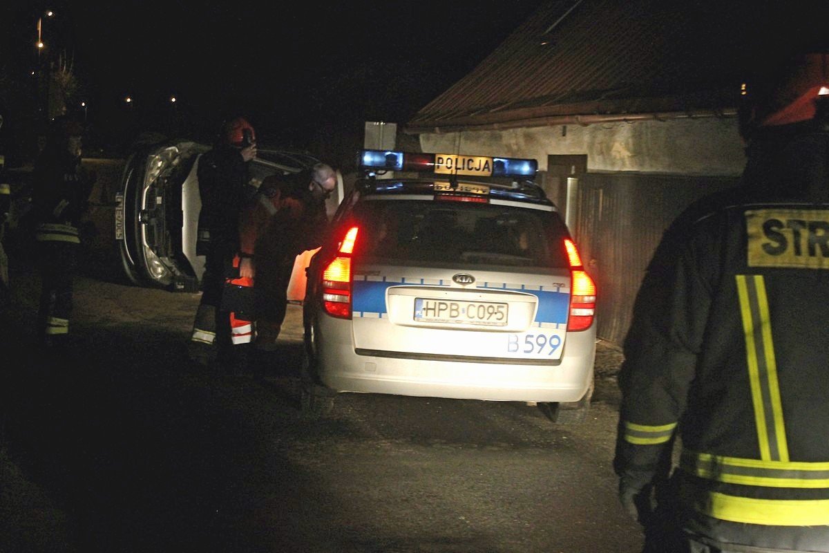 wjecha-peugeotem-w-bariere-przydrozna-foto-72701