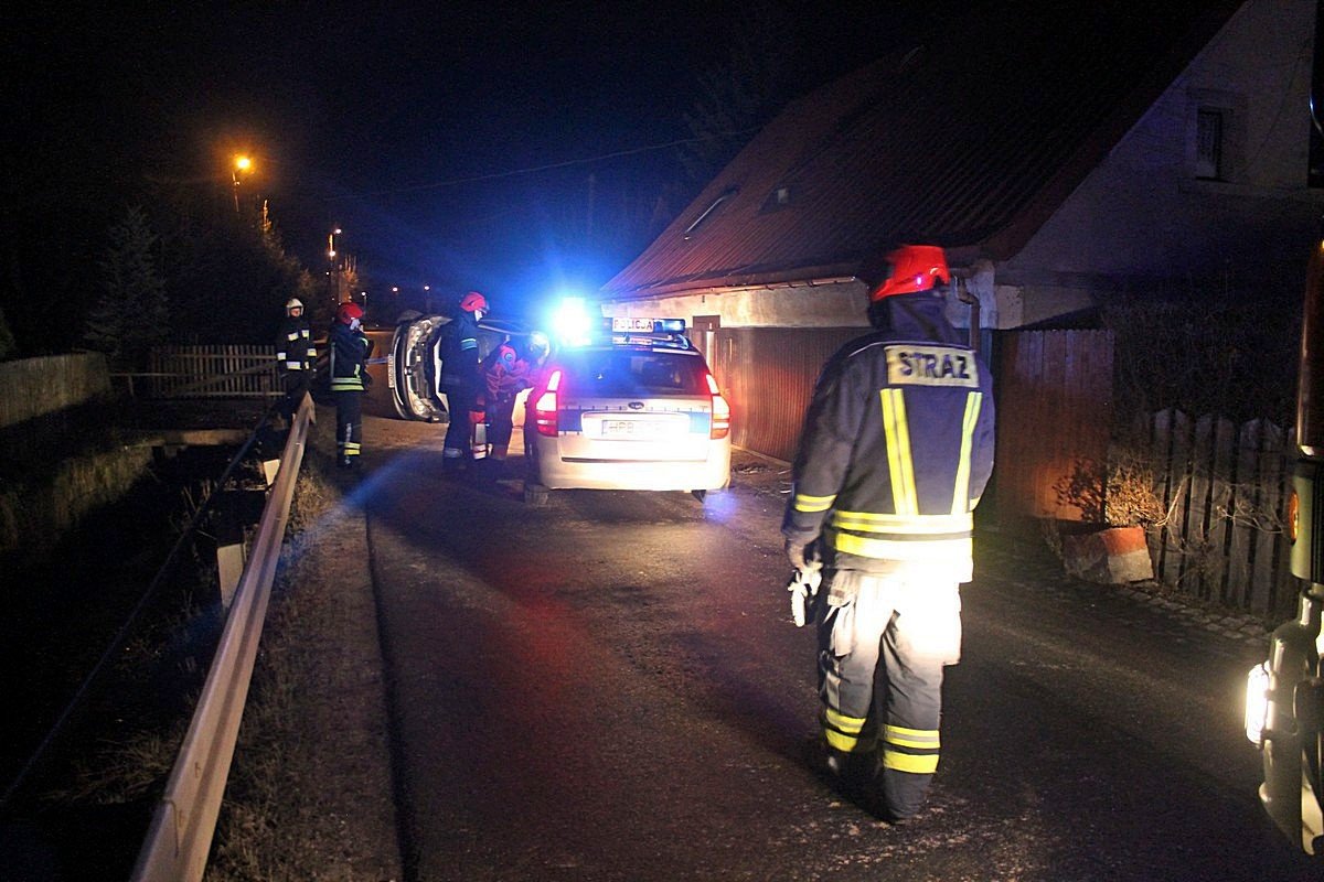 wjecha-peugeotem-w-bariere-przydrozna-foto-72701