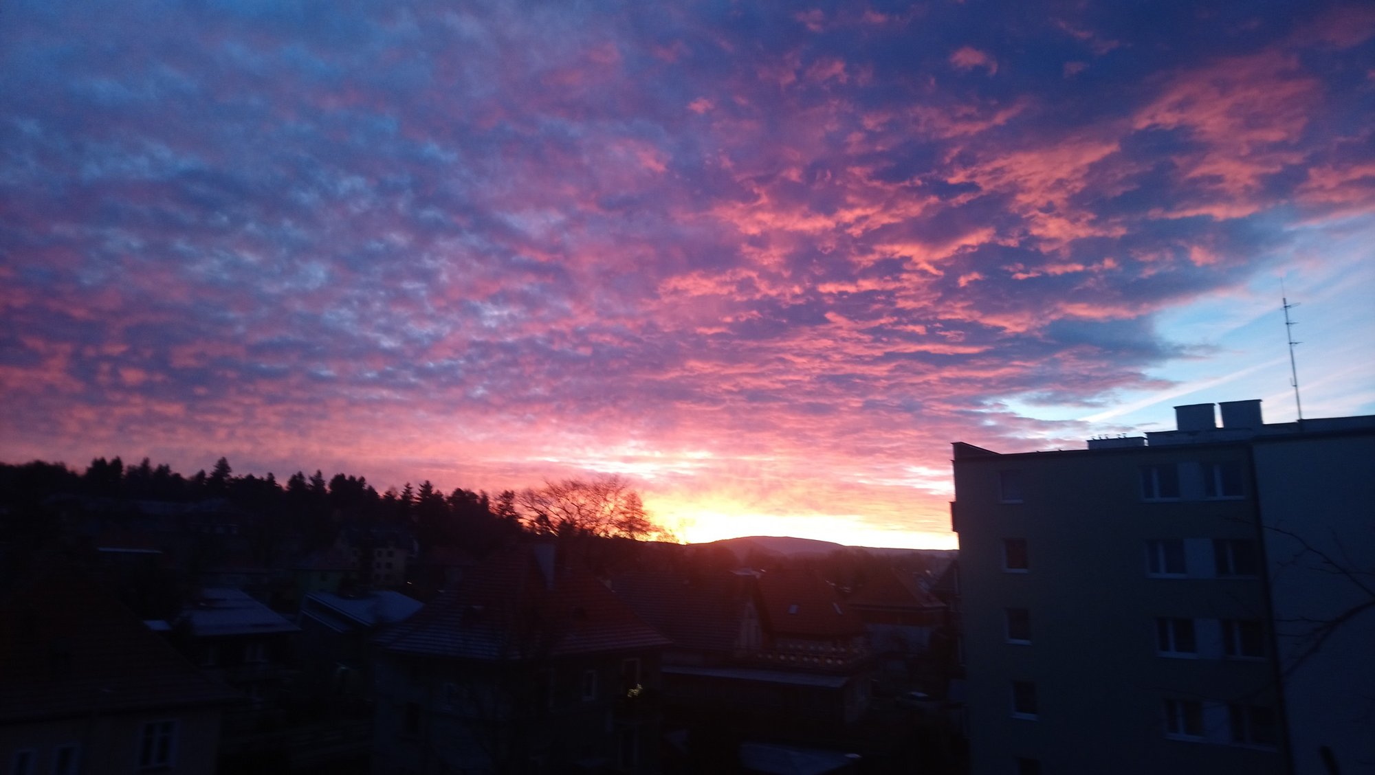czytelniczka-niebianska-aura-nad-jelenia-gora-foto-72717