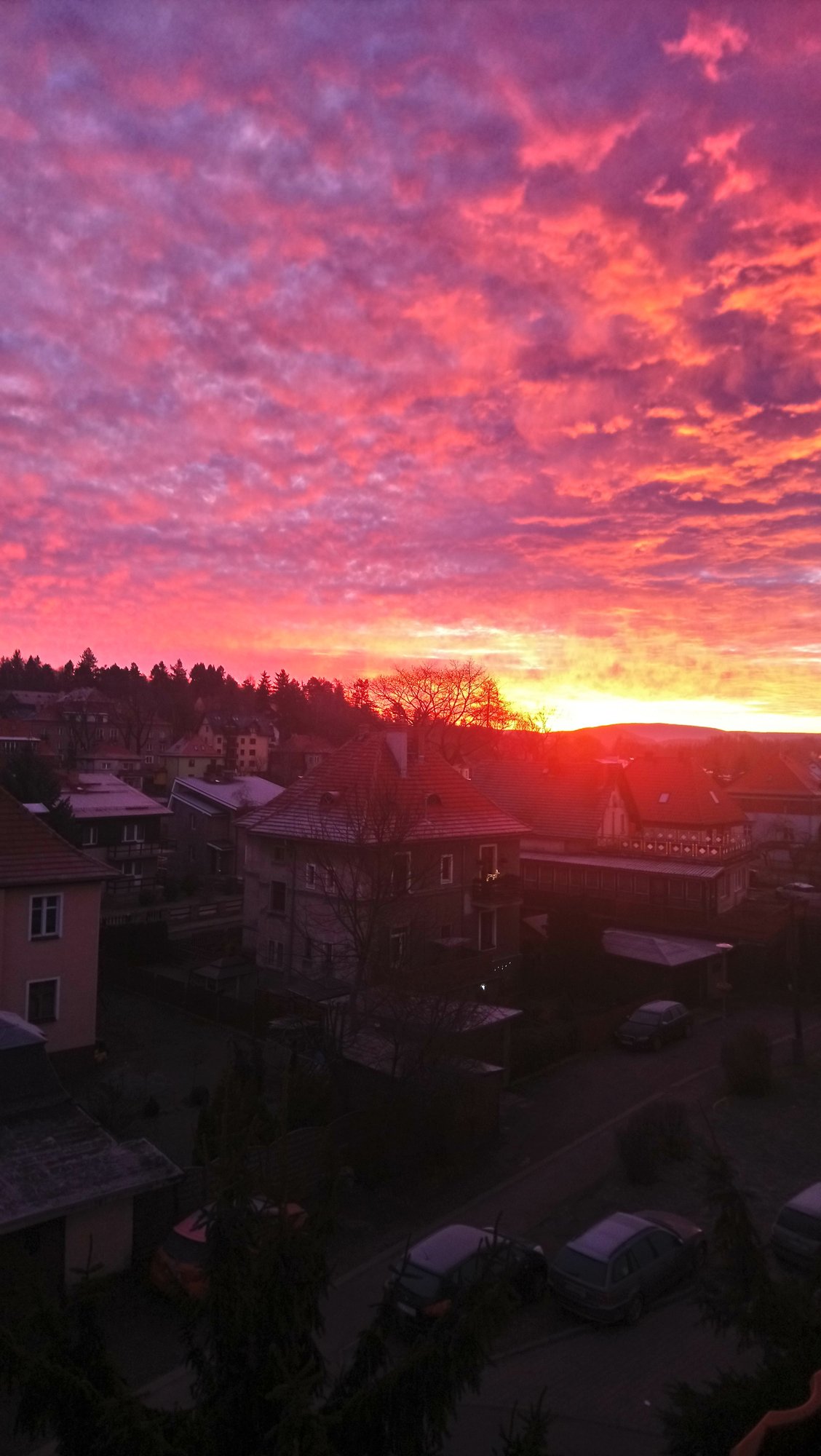czytelniczka-niebianska-aura-nad-jelenia-gora-foto-72717