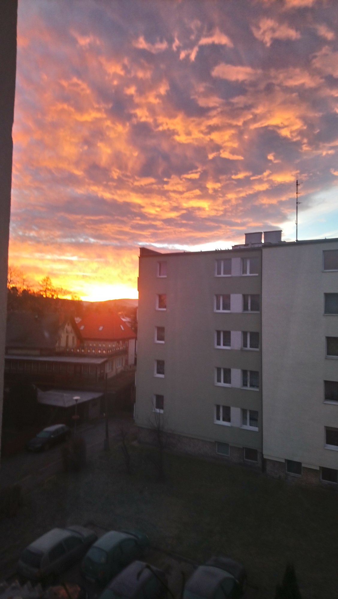 czytelniczka-niebianska-aura-nad-jelenia-gora-foto-72717