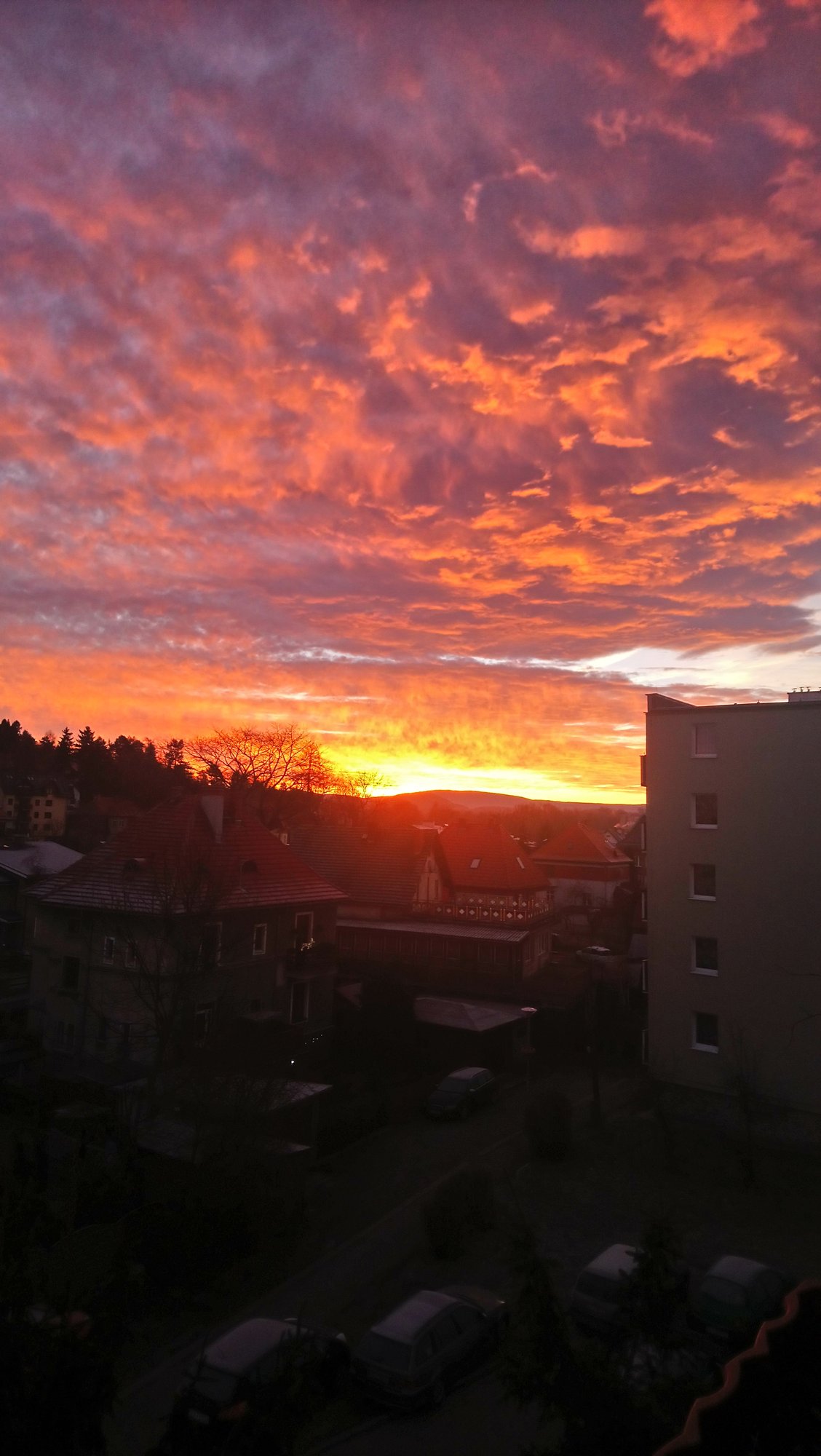 czytelniczka-niebianska-aura-nad-jelenia-gora-foto-72717