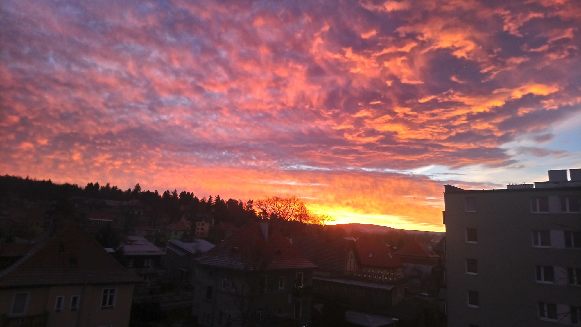 czytelniczka-niebianska-aura-nad-jelenia-gora-foto-72717