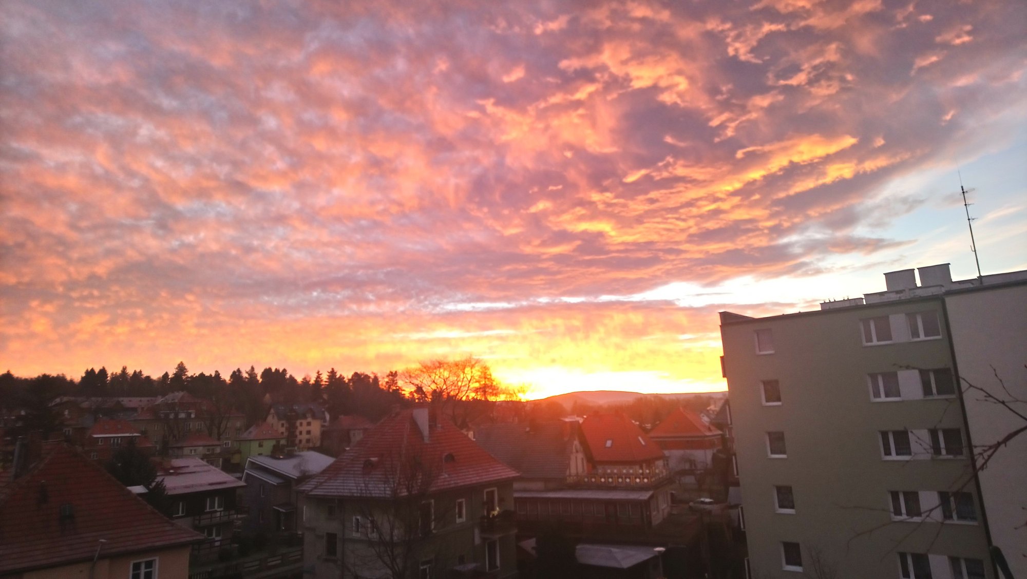 czytelniczka-niebianska-aura-nad-jelenia-gora-foto-72717