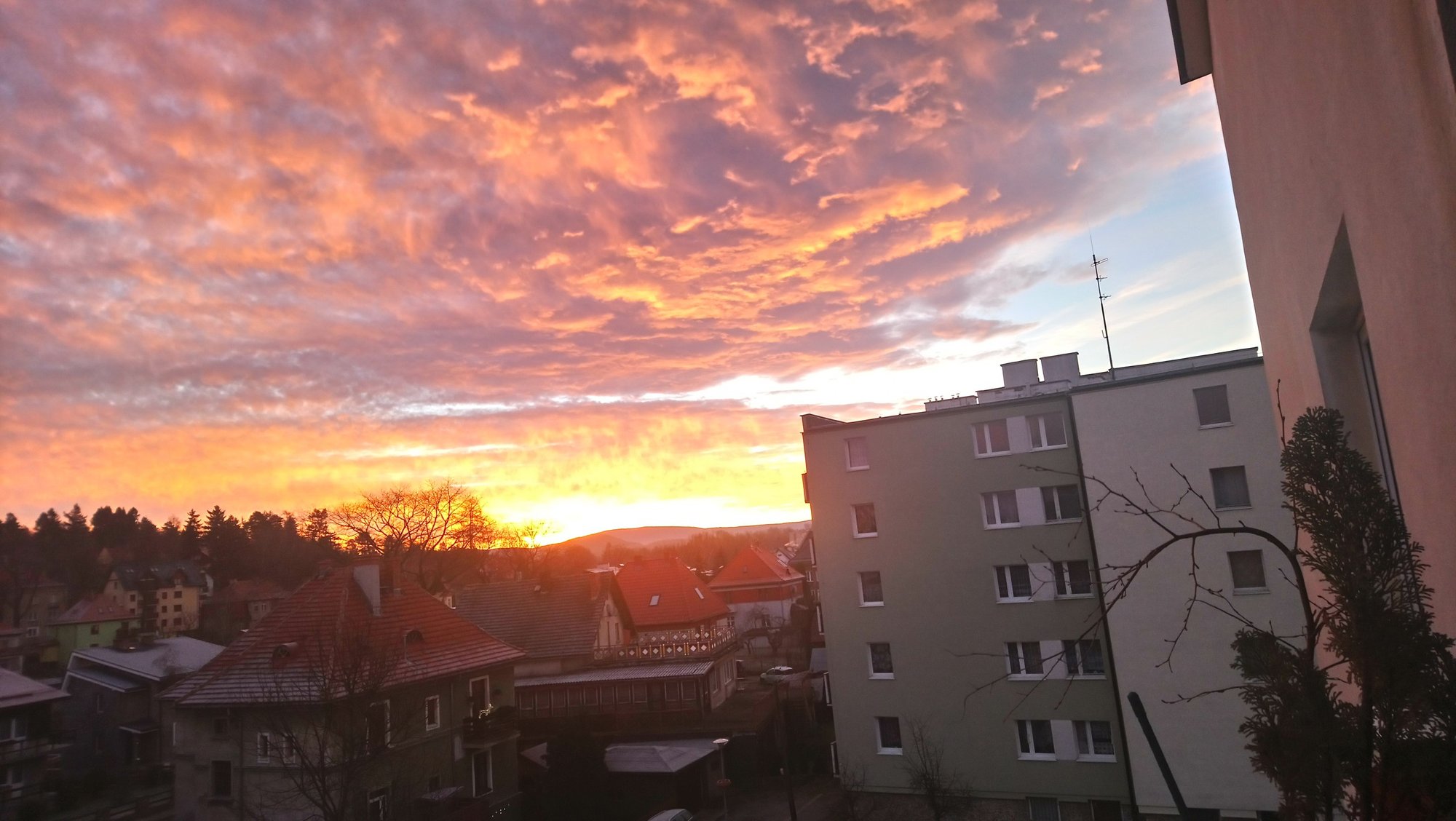 czytelniczka-niebianska-aura-nad-jelenia-gora-foto-72717