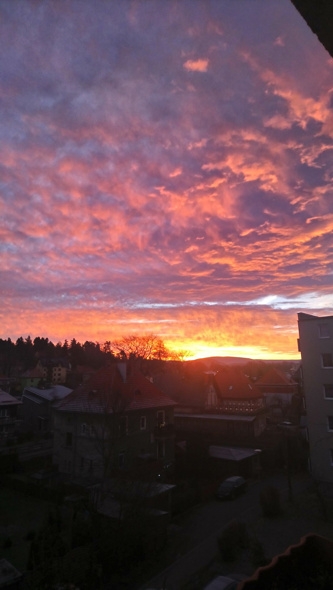 czytelniczka-niebianska-aura-nad-jelenia-gora-foto-72717