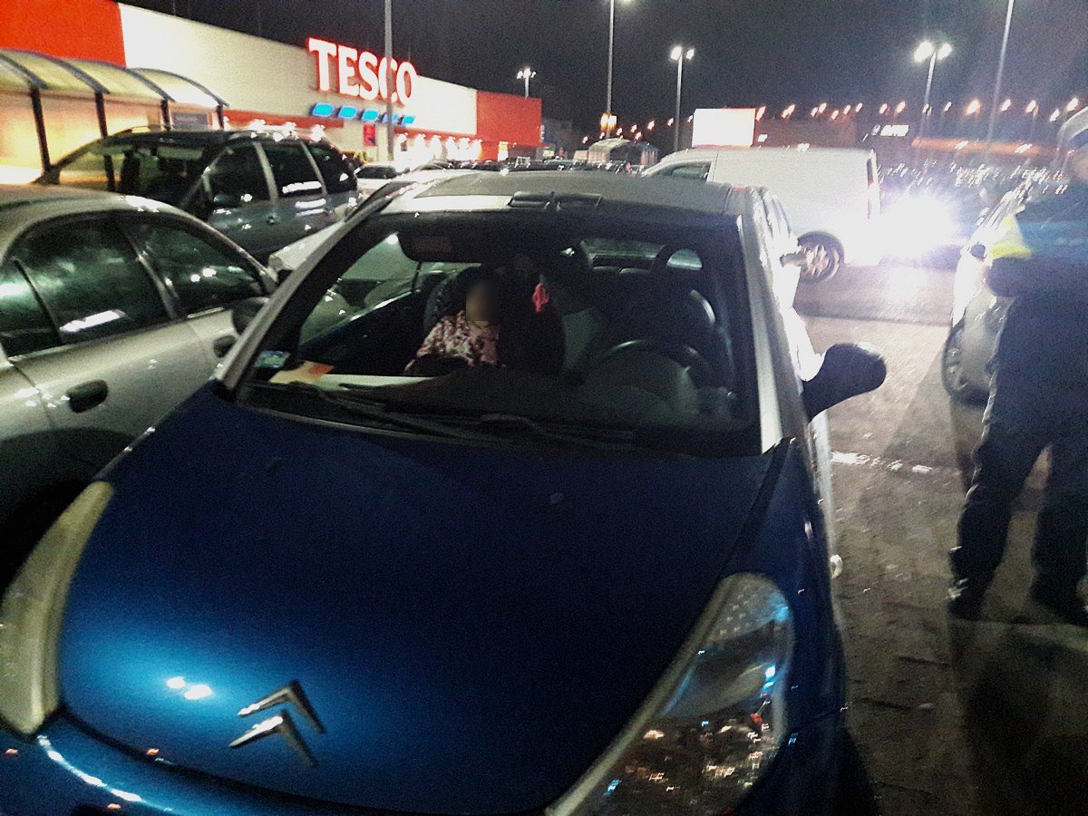 interwencja-policjantow-przed-tesco-foto-72735