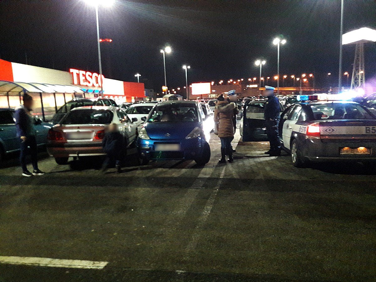 interwencja-policjantow-przed-tesco-foto-72735