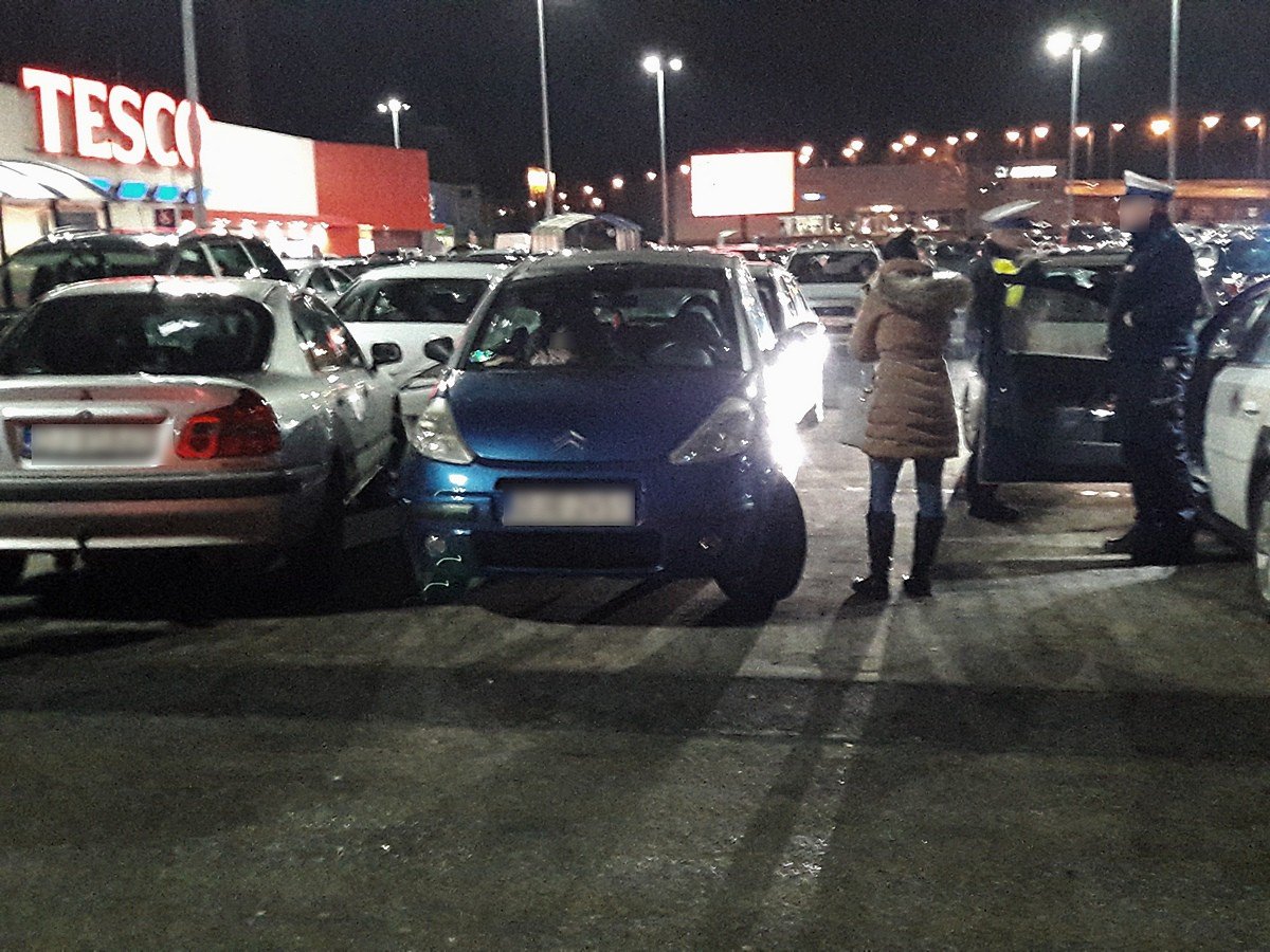 interwencja-policjantow-przed-tesco-foto-72735