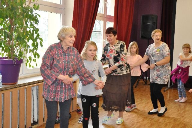 mesmeryczne-tance-w-kregu-dwoch-pokolen-foto-72752