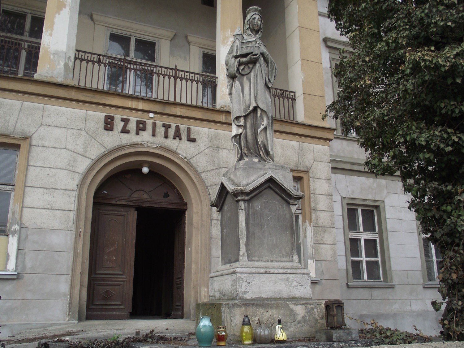 Rzeźba Świętej Jadwigi Śląskiej przed budynkiem dawnego szpitala w Cieplicach