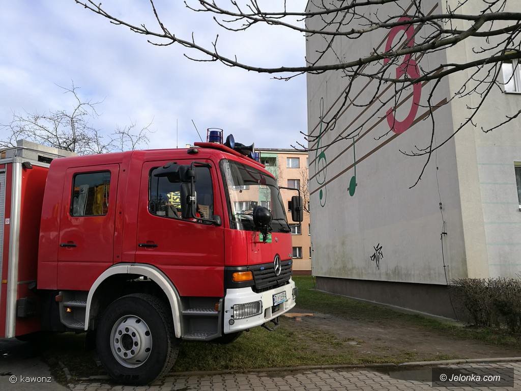 smierc-na-klatce-schodowej-w-bloku-foto-72848