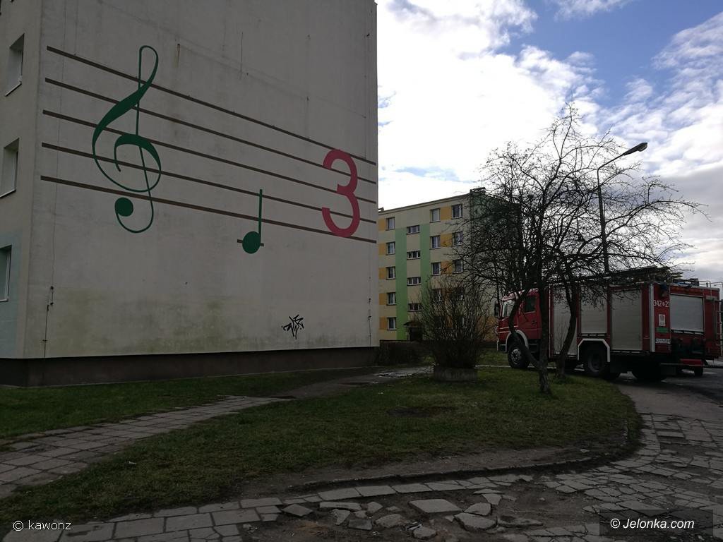 smierc-na-klatce-schodowej-w-bloku-foto-72848