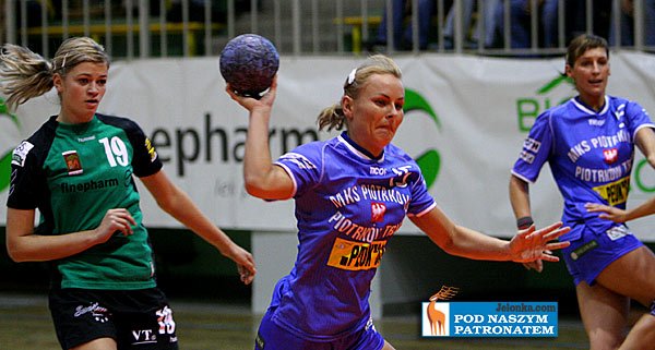Agata Wypych atakuje jelenigórską bramkę.
