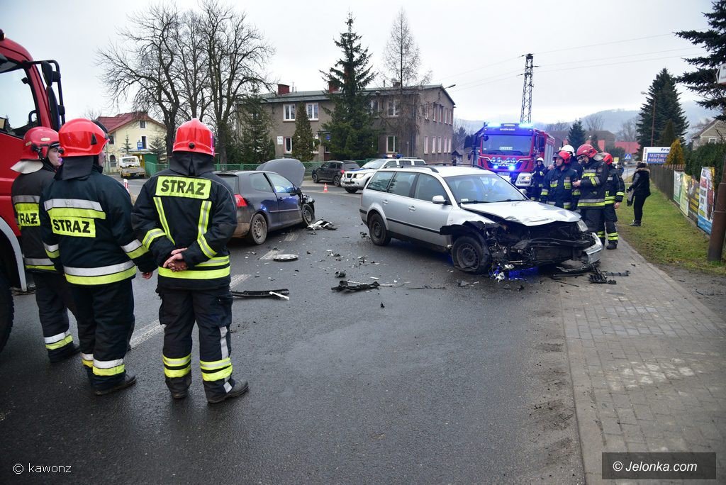 zderzenie-trzech-aut-w-jezowie-sudeckim-foto-72908