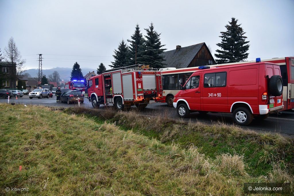zderzenie-trzech-aut-w-jezowie-sudeckim-foto-72908