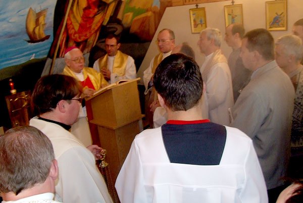 Ordynariusz legnicki, ks. bp Stefan Cichy podczas wtorkowego nabożeństwa w nowej kaplicy.