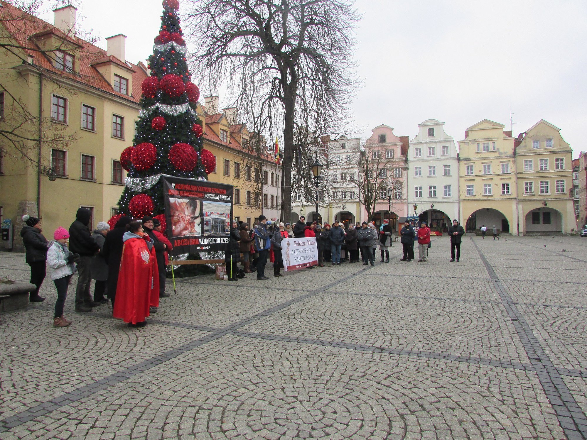 pod-ratuszem-rozaniec-o-odnowe-zycia-foto-73041