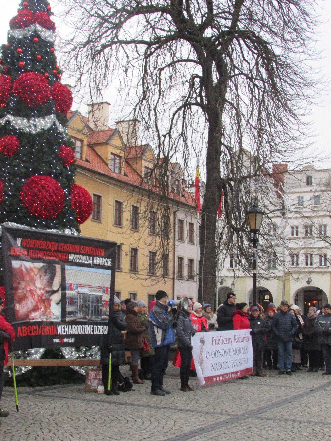 pod-ratuszem-rozaniec-o-odnowe-zycia-foto-73041