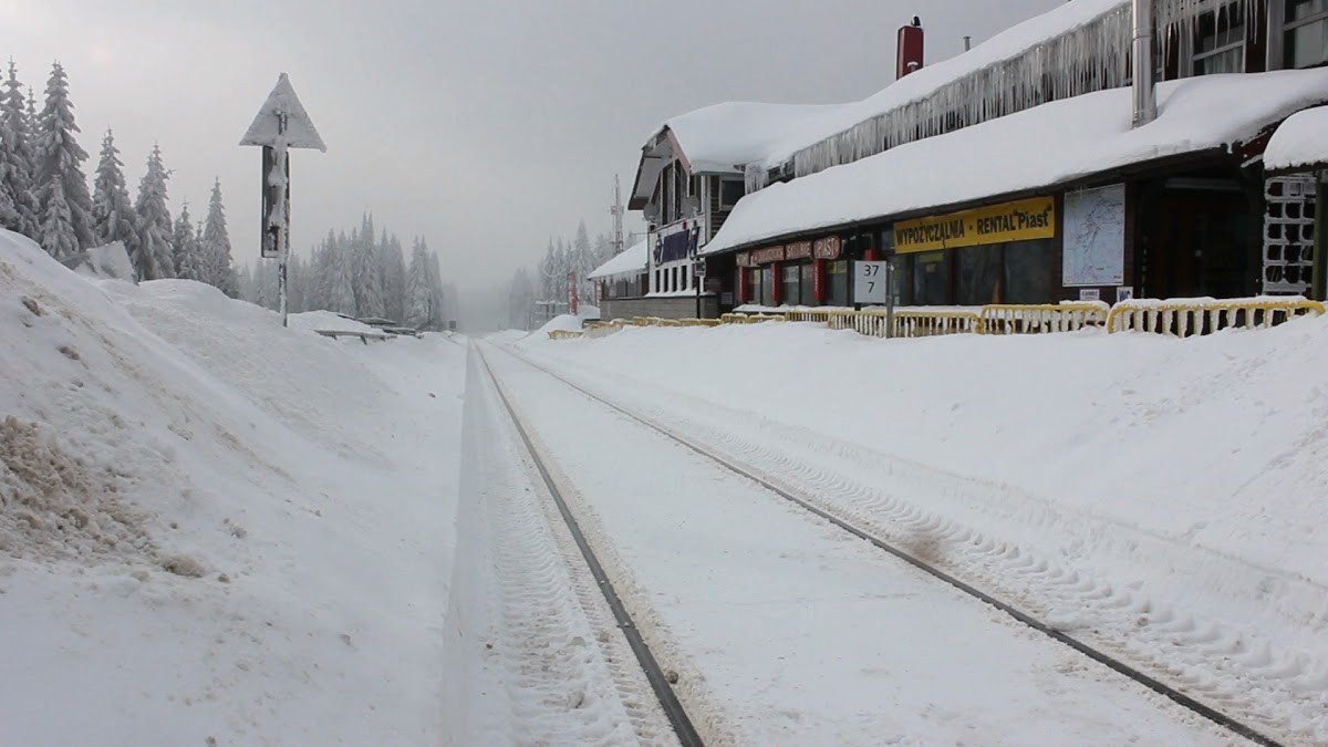 mao-miejsc-parkingowych-na-polanie-foto-73281