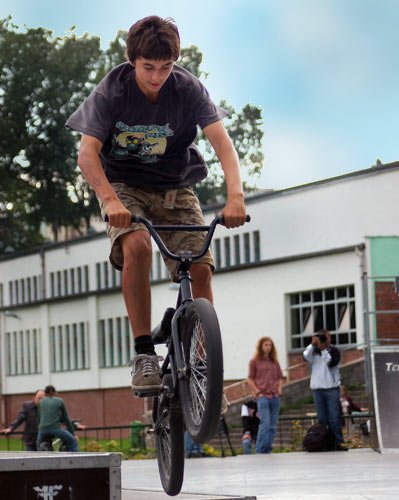 Jazda extremalna to coraz popularniejszy sport dla odważnych młodych ludzi